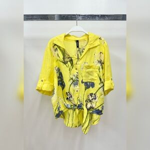 (99925-BLO-YELL) BLOSSOM BREEZE PRINT BUTTON DOWN TIE TOP